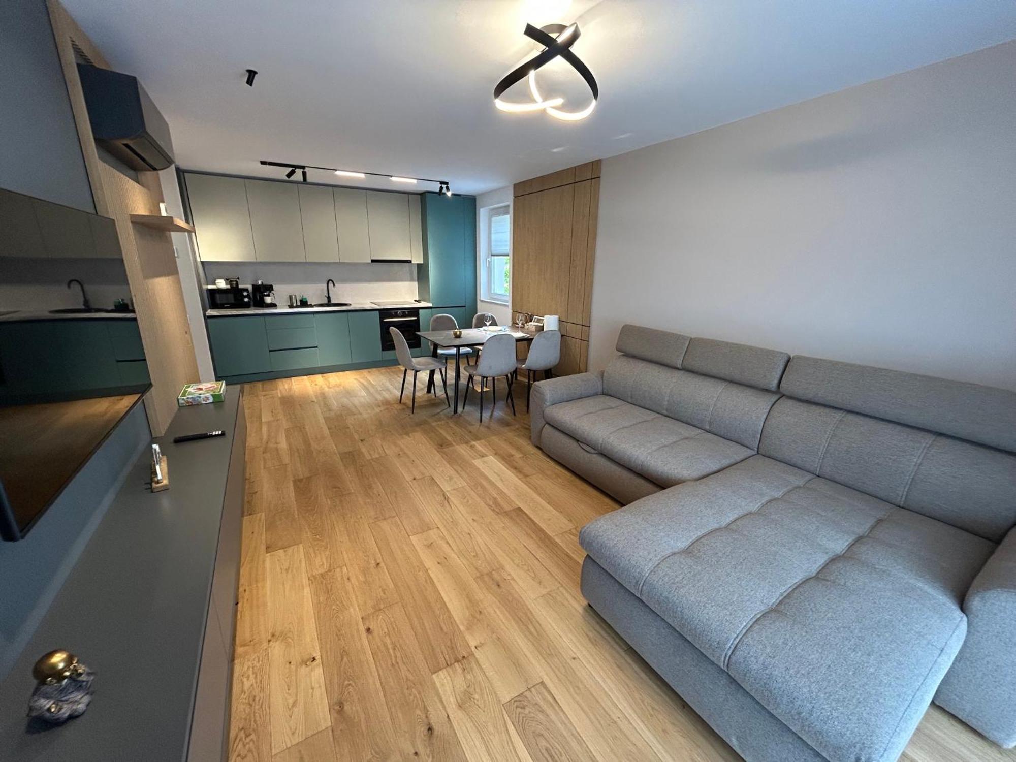 B-Holiday Luxury Apartments Urban Plaza Brasov Bagian luar foto